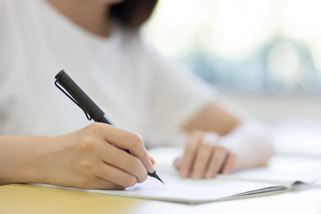 摄图网_500648026_banner_教室手拿钢笔写字特写(企业商用).jpg 图片