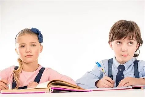两个外国小学生在认真学习图片下载 - 觅知网