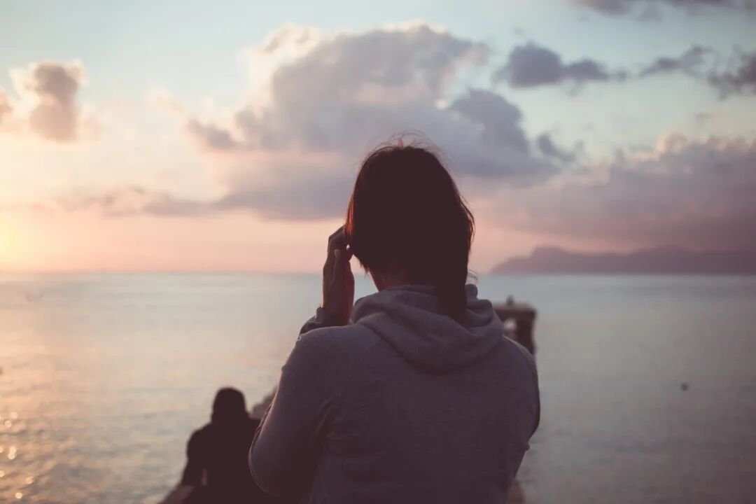 手, 海滩, 海, 海洋, 地平线, 云, 女孩, 头发, 日出, 日落, 阳光, 早上, 爱, 浪漫, 情感, 相互作用